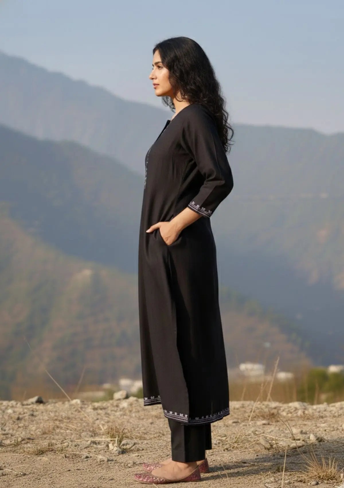 Ainee | Black Woollen Kashmiri Phiran with Floral Aari Embroidery