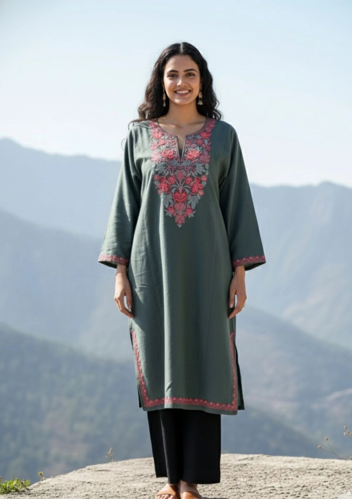 Zooni | Grey Woollen Kashmiri Phiran with Floral Aari Embroidery