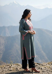 Zooni | Grey Woollen Kashmiri Phiran with Floral Aari Embroidery