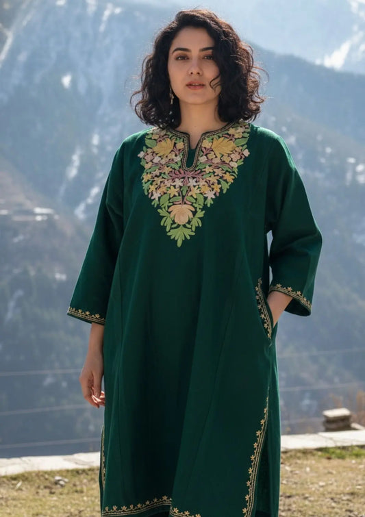 Zaraaf | Green Woollen Kashmiri Phiran with Floral Aari Embroidery